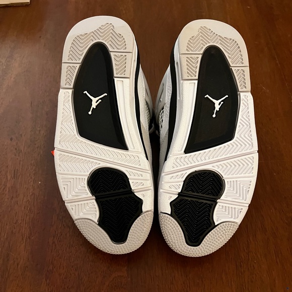Brand New Boys size 4 Nike Air Jordan 4 Retro
